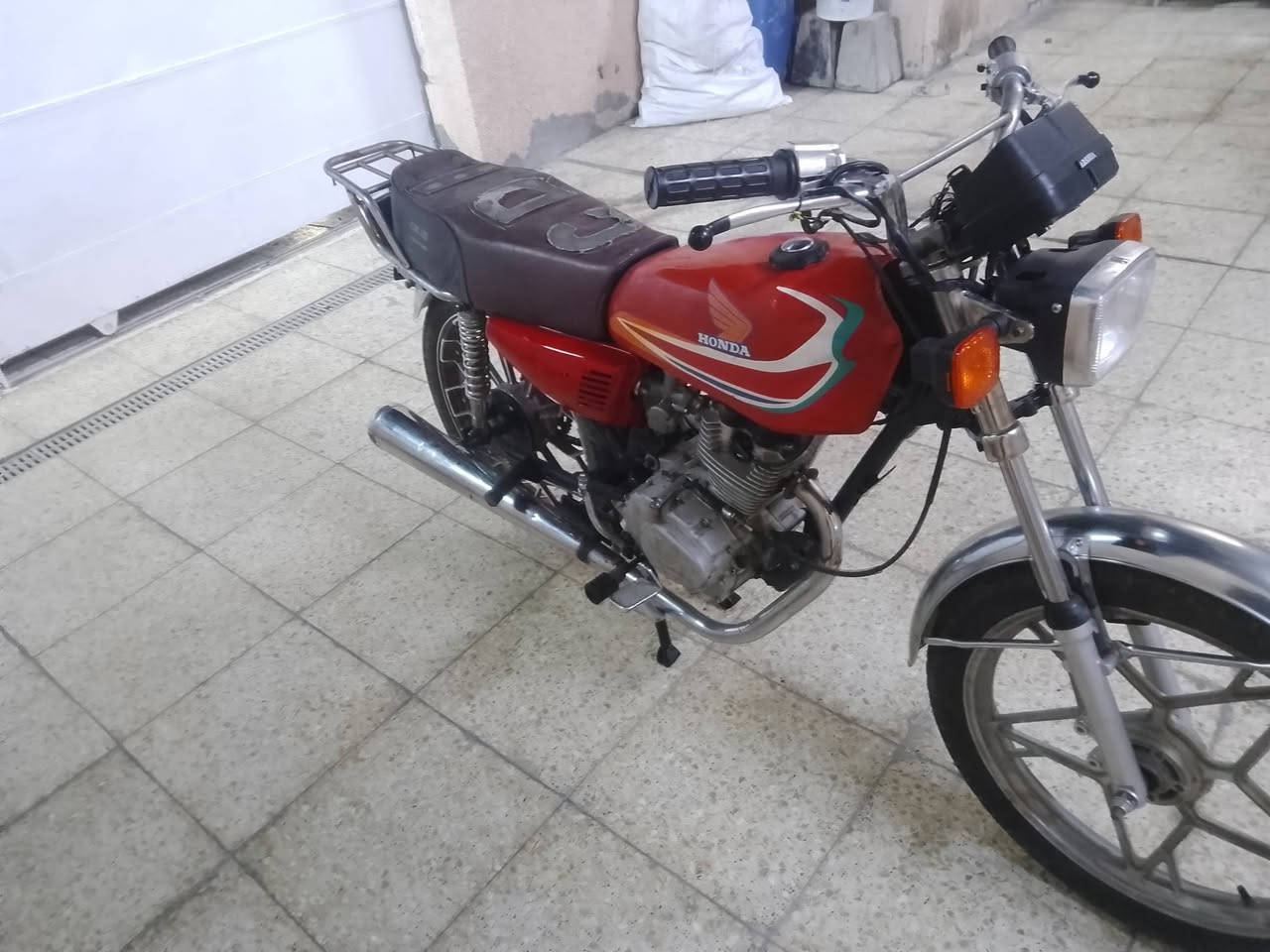 السلام عليكم دراجه تايكر اربعه كير للبيع شغاله مكينه خير من الله سلعه ومعدل نقصها باتري بس السعر 350 وبيها مجال مكانه بغداد حي الجهاد *********** رقمي بي واتساب
