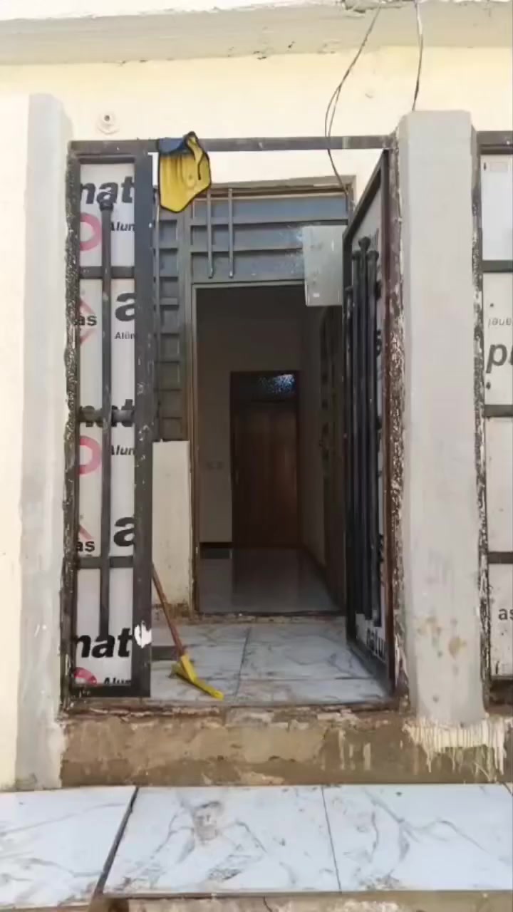 دار للبيع المساحه 50متر
تسليم مباشر 
اساس وسقف صب كونكريت 
غرفه صاله مطبخ استقبال صحيات ارضيه بورسلين 
العنوان سايدين المطار شارع علكم نهايت الشارع
 اتصال الوتساب  ***********
