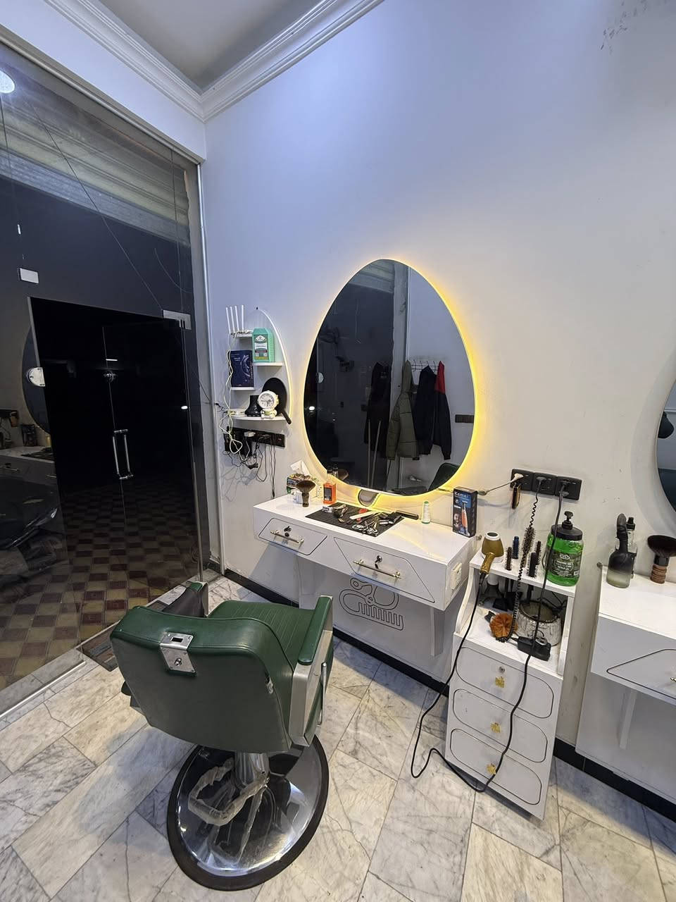 السلام عليكم ديگور حلاقة للبيع
مري عدد3
ميوزه عدد3
گومدي عدد3
رفوف عدد 2
رفوف مستطيل عدد2
قنفه 3 متر صايره قطعتين كل قطعه متر ونص
المكان الحريه /شارع الغاز / للاستفسار *********** بي واتساب
