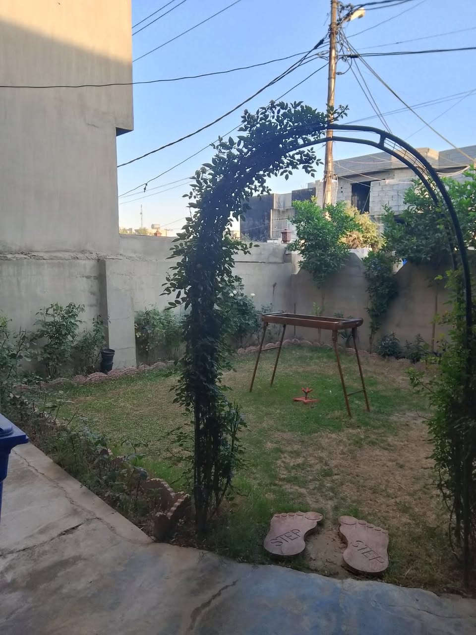 دار للبيع طابو طابق واحد منطقة 77 خلف التجاري قرب ماركت عامر خليل يحتوي الدار على كراج وحديقه واستقبال ومطبخ وهول وغرفة نوم وصحيات داخليه وخارجيه اللأستفسار الاتصال على هذا الرقم ***********
