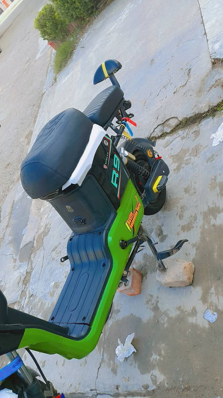 السلام عليكم دراجه R9 للبيع سعر ٤٣٠ وبيه مجال دراجه نضيفه تتكون من ٥ بطاريات مكاني حي جهاد راسلوني عل رقم او خاص ***********
