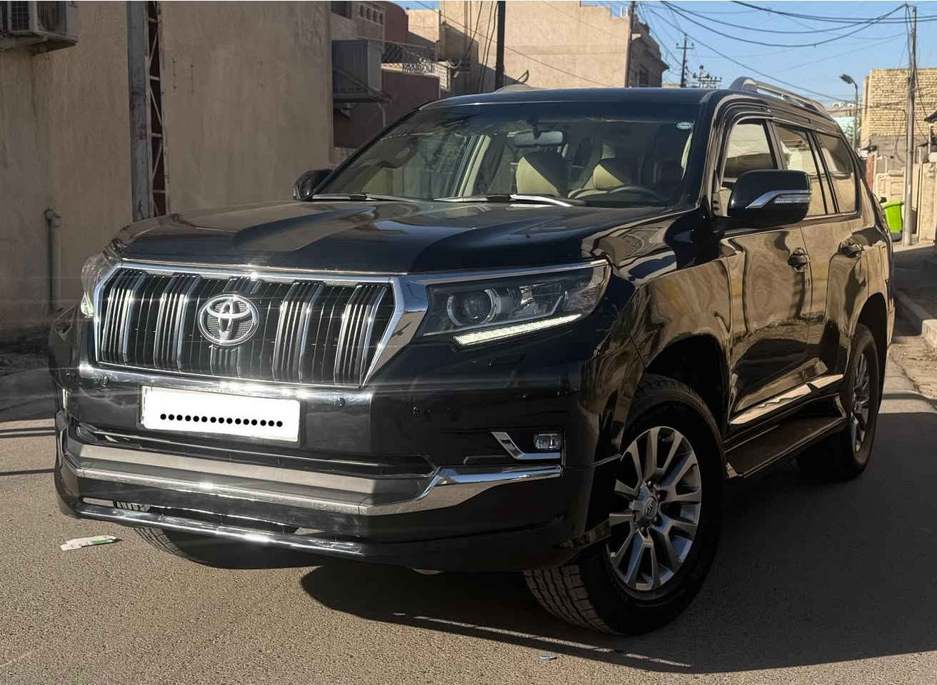 السلام عليكم
_لاندكروز برادو ((vx)) موديل 2020 فول ١/١
_استيراد خاص  شركة المهند  
_لون اسود 
_محرك 4سلندر vvti
_كشنات كهرباء جلد
_تبريد ٣ قطع 
_بصمة
_فتحة
_ترحيب
_تشغيل عن بعد 
_كفاله عامه كير محرك ماشيه(( ٧٥ ))
_رقم سياره سليمانيه (بأسمي تحويل ثاني يوم)

..السعر… (٣٥٠$) بيه مجال بسيط 

مكان السيارة بغداد _حي القاهره

اللاستفسار ((***********))
