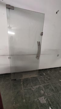 يوجد باب زجاج للبيع السعر انته حدد وشيل 07757540090