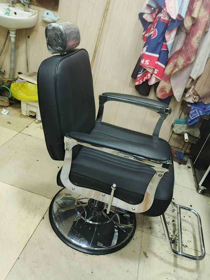 السلام عليكم عندي غراض محل حلاقه للبيع كراسي عدد 2 مري عدد 2 ميز بسعر مناسب ‭‭0770 627 1739‬
