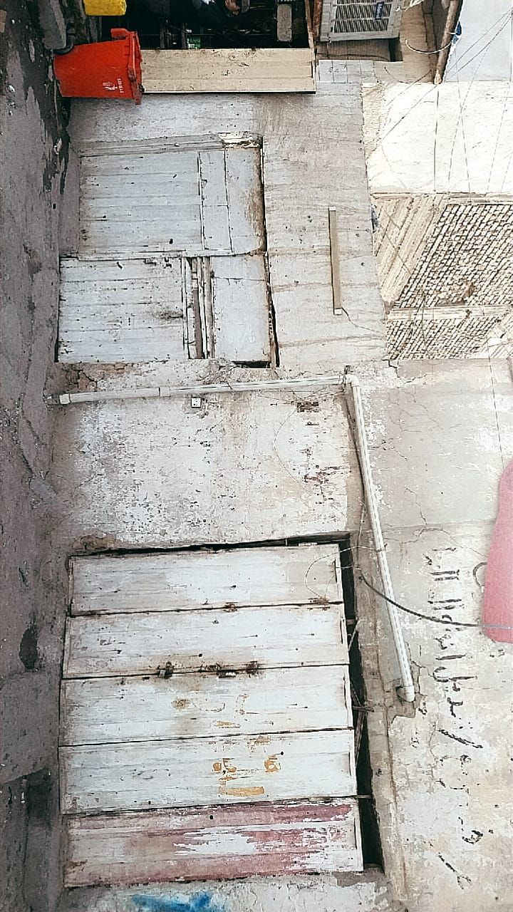 السلام عليكم عندي بيت للبيع طابو صرف تجاري بناء البيت يتكون من الطابق الارضي 2 غرف نوم واستقبال وصاله ومطبخ وصحيات داخليه وخارجيه وترك 
البناء الفوك 3غرف ومطبخ وصحيات وصاله    ويتكون محل ويه البيت العنوان بغداد مدينه الصدر قطاع 48 استفسار على هاذا الرقم ***********
