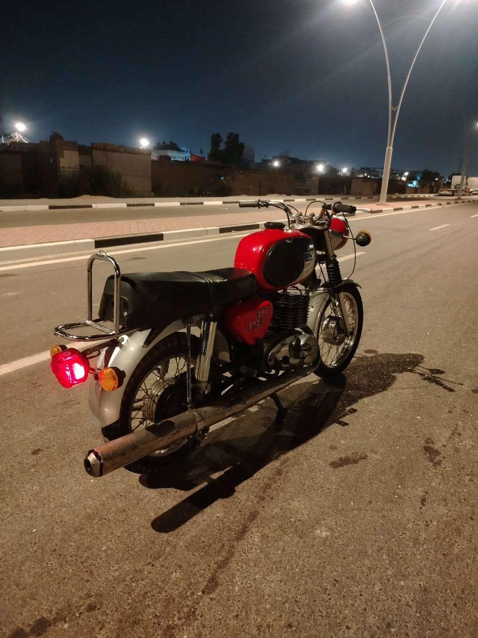 (من رخصت مدير الكروب)) 
سلام عليكم
البيع امزت  مديل 1981
 الدراجة بدون. 
الدراجة جاهزة كلها شغالة 
مكاني البصرة


**إذا كنت صاحب هذا الإعلان وتريد حذفه لأي سبب، رجاءا أرسل رسالة إلى الدعم الفني**