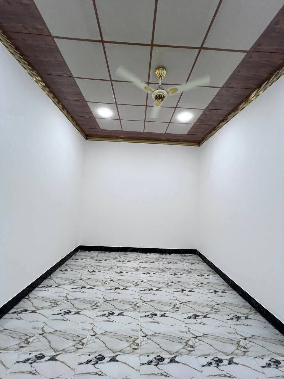 يتوفر الدينا بيت للبيع في ابي الخصيب حمدان طابو زراعي عراقي سند 25وكله ونسخه من طابو مباشر تكاتب معا ابو طابو عراقي موجود مساحة البيت 100 م مربع 10في10 يحتوي على 2غرف منام وصاله اوديوان اومبطخ اوكراج بيت بناء جديد شغل دراجة أولى جميع الخدمات منطقة متكاملة ثاني بيت عن تبليط سعر البيت 60مليون وقابل اللتفاوض مكان كلش حلوة إلا ستفسار رقم الهاتف *********** على شارع 9متر قير مسكون جاهز للسكن مكان كلش حلوة
