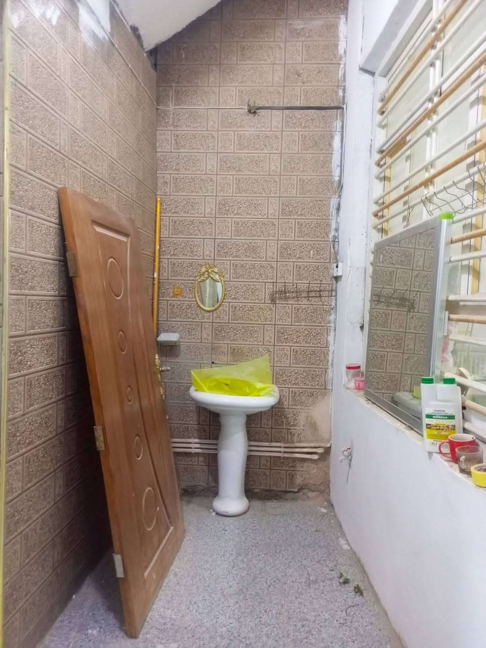 بيت للايجار في حي الجامعة نهاية شارع عشرين يحتوي على غرفتين وصاله ومطبخ وصحيات  وكراج للاستفسار الاتصال على الرقم الموجود
***********
او مراسلة واتساب على الرقم ***********
