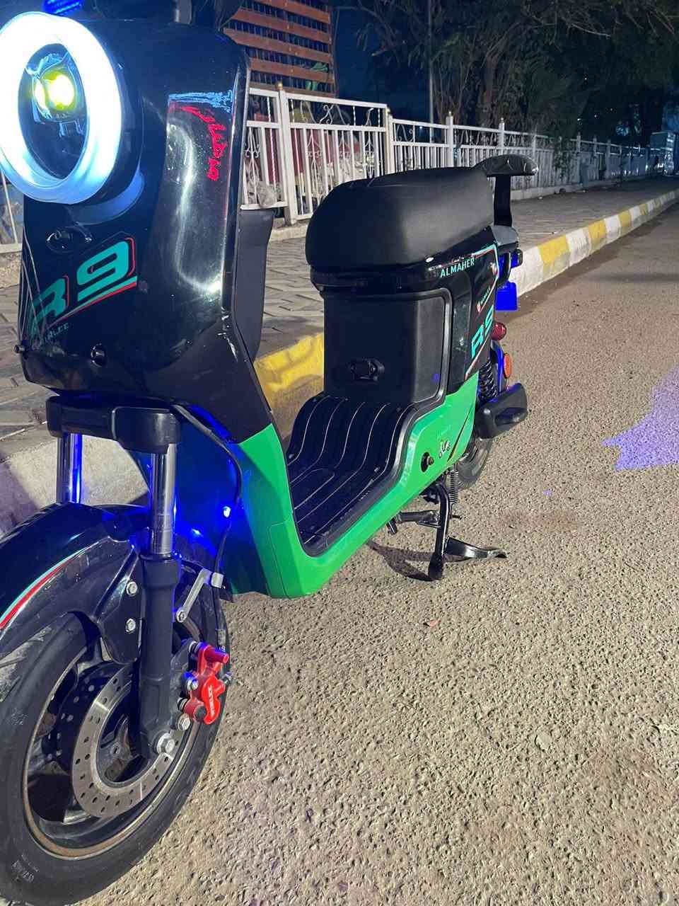 السلام عليكم 
دراجه R9
دراجه كلش نضيفه اي نقص مابيهه 
اربع سرع 
بيهه بك
اشاير لد 
تايرات جدد
5بطاريات بحاله ممتازه
مرايات اصليه 
بيه ستاند صفح وستاند تعليك 
بصمه ,وسويج
بلوتوث 
شاحنه اصليه 
بيهه دبل اشلره 
مدخل شحن يو اسبي 
دبلاتهه شغاله طسه ناعمه 
 العنوان بغداد الامين الثانيه 
425بيه مجال حك الجيه 
***********
