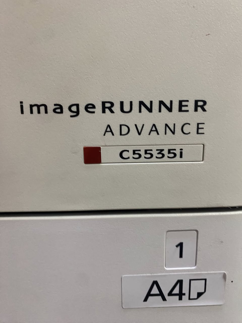 طابعه كانون الاصليه مابيها اي خلل
 اريد ابيعها ب700 الف✨
قفل لان مضطره على بيعتها عدنه عمليه 
تطبع &ملون واسود وابيض
وتطبع
للتواصل *********** 
❤️‍🔥A3 و a4

• الوظائف: طباعة، تصوير (Copy)، مسح ضوئي (Scan)، وإرسال فاكس (اختياري).
• السرعة: تصل إلى 35 صفحة في الدقيقة (للطباعة الملونة والأبيض والأسود).
• شاشة التحكم: مزودة بشاشة لمس ملونة كبيرة بحجم 10.1 بوصة قابلة للإمالة، تشبه واجهة الهواتف الذكية لسهولة الاستخدام.
• الأدراج: كما يظهر في الصورة، تحتوي على 4 أدراج للورق:
• الأدراج 1 و 2 و 3 مخصصة لمقاس A4.
• الدرج 4 مخصص لمقاس A3.

دقة الطباعة: تصل إلى 1200 \times 1200 نقطة في البوصة (dpi)، مما يعطي جودة ممتازة للصور والنصوص.
• الذاكرة (RAM): عادة ما تأتي بذاكرة 4 جيجابايت.
• التخزين: تحتوي على قرص صلب (HDD) بسعة 250 جيجابايت أو أكثر لتخزين وحفظ الملفات.
• الاتصال: تدعم الاتصال عبر الشبكة (Ethernet)، الـ Wi-Fi، والطباعة من الجوال (Apple AirPrint & Mopria).

للتواصل ***********
