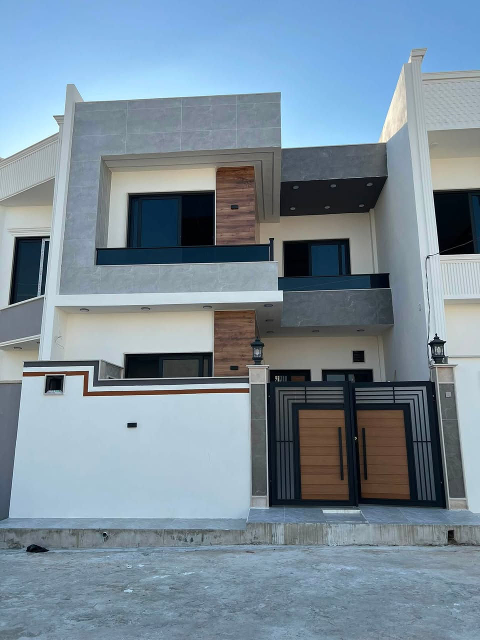🏡 للبيع | دار مودرن فاخرة في حي الملايين الأولى – قرب الصواف ✨
إذا تبحث عن بيت جاهز للسكن بتصميم عصري وتشطيب راقٍ، فهذه فرصة مميزة.

📍 الموقع: حي الملايين الأولى – قرب الصواف
📐 المساحة: 150 م²
📏 الواجهة: 7.5 متر
🔑 الحالة: زيرو – تسليم مفتاح فوري

✨ مواصفات الدار:
🛏️ 5 غرف نوم واسعة
🚿 4 حمامات
🛋️ هول عائلي مريح
👥 غرفة استقبال أنيقة
🍽️ مطبخ حار ومطبخ بارد
🏗️ تشطيبات حديثة بتصميم مودرن وجودة عالية

🏠 دار متكاملة تناسب العوائل الباحثة عن الراحة، بموقع هادئ وقريب من جميع الخدمات.

📞 للاستفسار والمعاينة:
***********
***********
