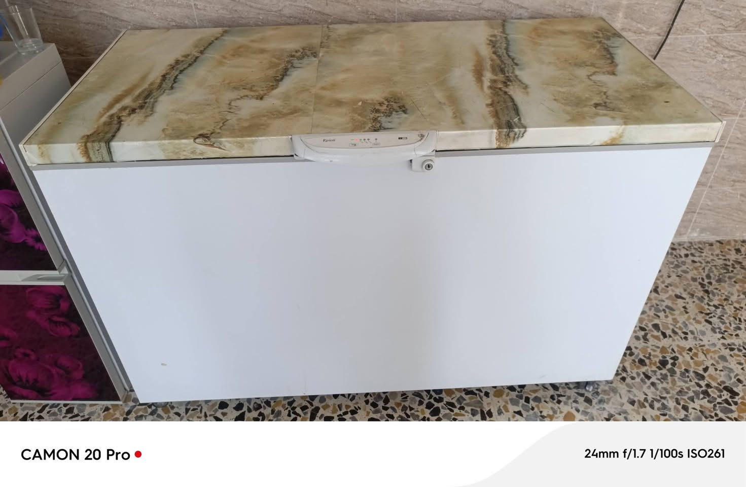سلام عليكم. 
اغراض للبيع ميز طعام مرمر +6 كراسي؛ سعر 300بي مجال
مع سبلت نقص بوري فقط شغال طن واحد الحافض؛  السعر 100
المجمده سعرها 250نهايته***********/***********
