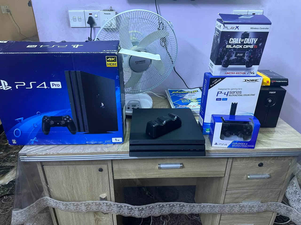 سلام عليكم بلي فور برو مهكر نضام 9 واحد تيرا مع هارد 500 منزل بي 20 لعبه 4 جوستكات ويو بي اس وقاعده شحن يدات وقاعده تبريد واير hd8kو4kالجهاز كل غراضه ويا بلكارتونه 
السعر 425مكاني بغداد ***********
