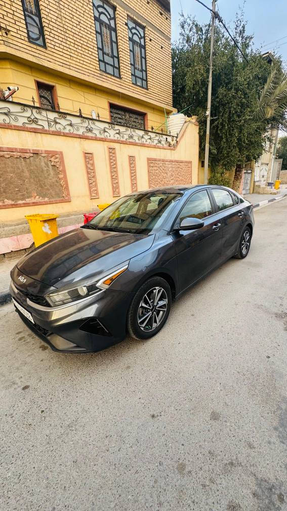 السلام عليكم سيارة فورتي 2023 Lxs مواصفاتها معروفة
 مكينة 2000 دوش
مثبت سرعة
تحكم امرايات
3 انظمة قيادة سمارت وسبورت واقتصادي 
مانع انزلاق
تحكم ستيرن 
شاشة كاربلي اوتو اندرويد
رادار امامي
 انظمة امان 
سيارة جاهزة مكينة وگير وحدادية وتبريد السيارة حرة باسمي رقم بصرة هزة وسنوية جديدة شرط التحويل سنويتها لل2030
السيارة حادثها موضح بالصور وصار بيها بالعراق شخط بالباب شوف العين
الراقم ***********
البصره القبله حي الجامعه البصرة, العراق
