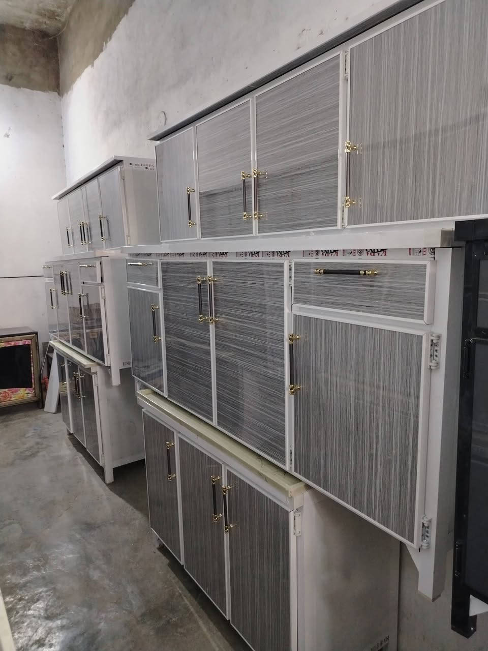 سلام عليكم وصول وجبه جديده في مزاد لأخوين العنوان المفرق الطرق والجسور مقابيل العزات بن تجه رايح عليه المفرق السعر اب 350 وبي مجال للاستفسار *********** كونترات جديد مترين والسنك مترا و30 يتوفر الالوان
