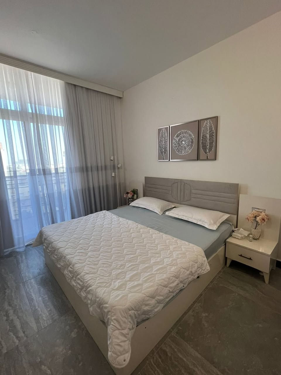 ‏‎للبيع شقة مميزة في مجمع أيادي العدل القضاة (حي العدل / شارع الربيع)  

المساحة 130m تحتوي على غرفتين نوم وصالة ومطبخ وحمام 2 بالكون 
بنياية رقم 21 الطابق السادس و تحتوي كل بناية ع مصعدين
يتمتع المجمع بخدمات كامله
 (مدارس وهايبرماركت وGYM وملعب كرة قدم مكوى صيدلية كراج طوابق للسيارات  مع نظام security عالي)
الشقه حاليا مؤجره 800 الف شهريا ًبالامكان استلامها فارغه عند الرغبه
ملاحظة : تباع الشقة((( بدون اثاث ))) 
السعر 250 مليون دينار مسددة كاش والبيع نقداً 
للتواصل /***********
