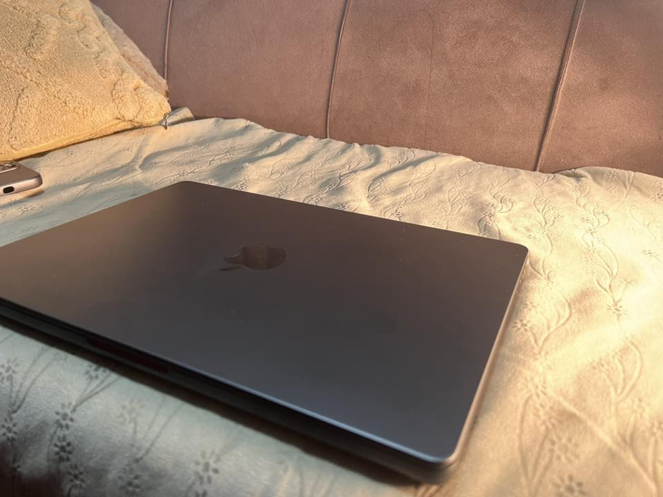 السلام عليكم
Macbook pro m4pro للبيع بسعر مليونين و200 الف دينار وبيها مجال
المواصفات
14 inch
Cpu m4 pro 
16 c cpu 14 c gpu
Ram 24 gb
Ssd 512
الجهاز جديد  وغراضه كاملة وكارتونه وياه وبعده بالضمان
مكاني بغداد
للتواصل ***********
