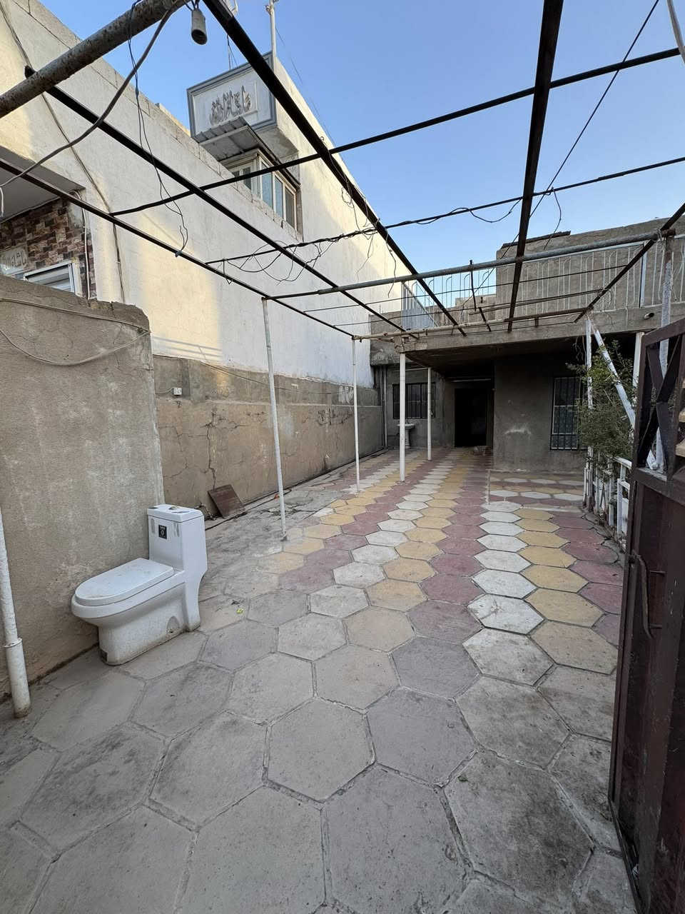 دار للايـجـار  فـي حي رمـضـان مـقـابـل قـاعـة فاتـحـة كـاكـي

🏗️📍المــــــــوقع// في حي رمضان _ داخـل الـفـرع_ قـرب الـشـارع

✏️المســـــاحة// 300م

🧱الـدار // يحتوي علي

 (غرفة نوم 3➕هول➕ مطبخ➕ استقبال ➕ مجمعات صحية  خارجي ➕حديقة ➕كراج سيارة 🚙 

السعر : 250 الف دينار عراقي
🏫نستقبل جميع عروض البيع و ترويجها بإعلانات 

للمزيد من التفاصيل الاتصال او المراسلة خاص  ***********
 📍موقع المكتب  📌 خانقين - المزرعه
خلف جامع الهدايه
