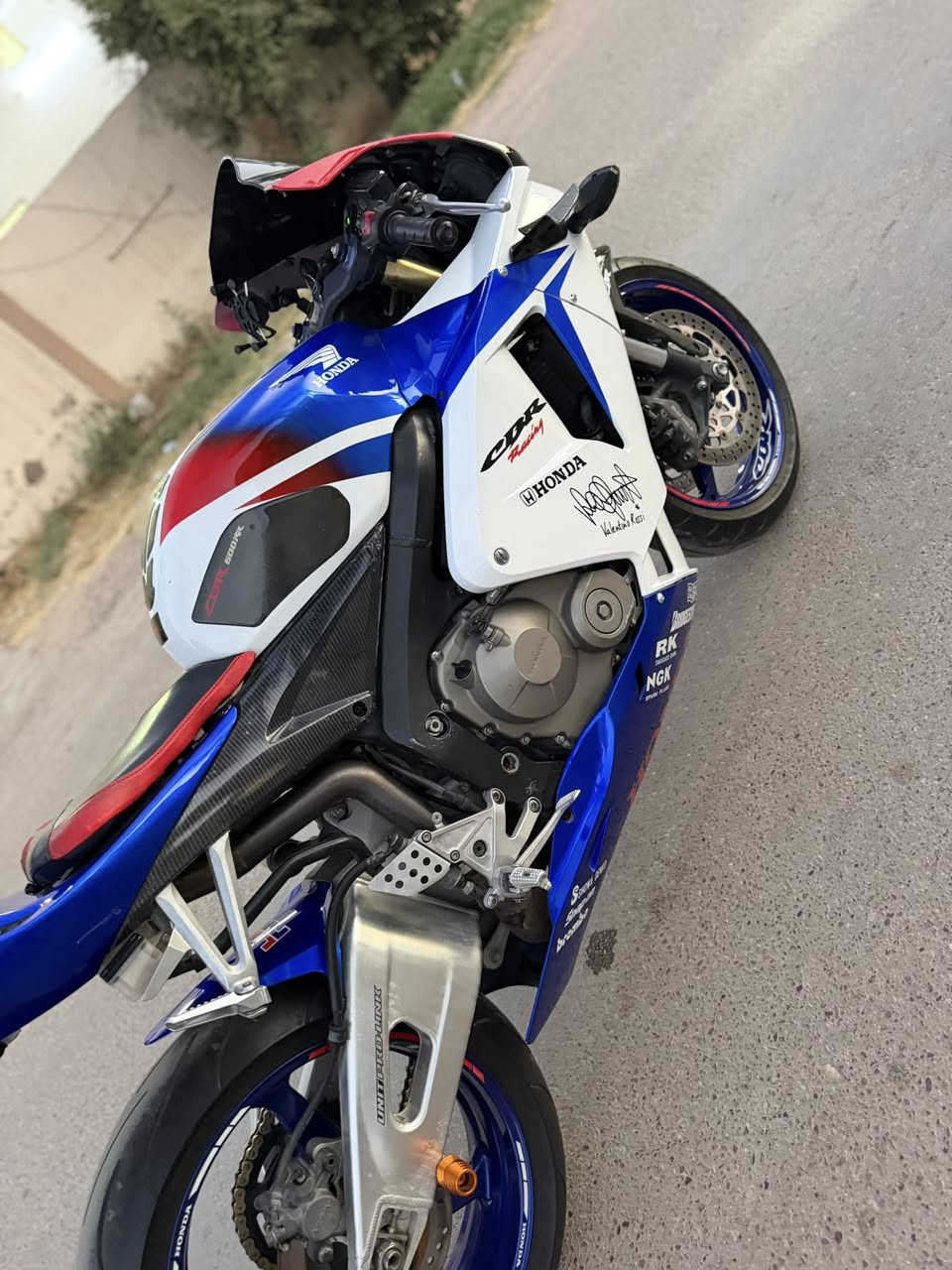 سلام عليكم دراجه HONDA.          CBR RR 600  موديل 2006 دبل عكس المرغوب   دراجه رنبه نازله من كلشي وكلاشي مكفوله كفاله عامه من التاير التاير الدراجه شوفت عينكم الصوره تحجي ماشيه 15 الف الدراجه    مضمومه قليل كلش طالع بيه سعره 40 بيه مجال لحد يكلي يغني كلشي اكو بل سوك وكلشي بسعره ميكنه خرسه مكاني بغداد الكاظميه رقمي *********** ✨
