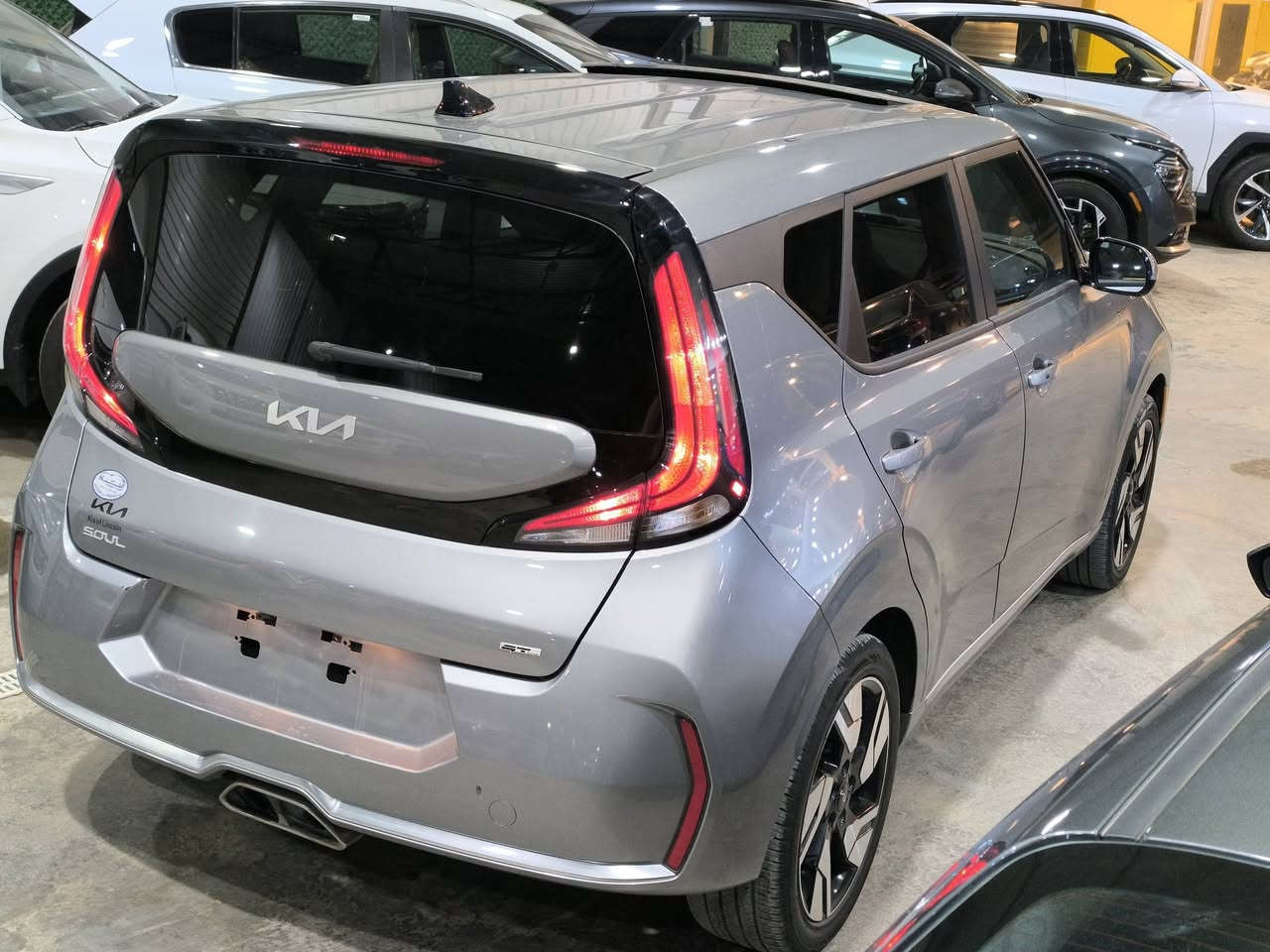 للبيع 2025 KIA SOUL GT LI  
وارد امريكي
مواصفات فول GT 
محرك 2.0 دوش
فتحة سقف 
بصمة دخول ذكي تشغيل عن بعد 
رادار تحديد مسار مثبت سرعه 
شاشة تدعم اندرويد أوت أبل كار بلي 
شاشة عدادات متغير
تبريد مناخ منفصل 
باقي المواصفات موضحة بالصور 
الضرر . دعامية فقط 
صور الحادث مرفقة بالمنشور 
السعر 💰 (( 15700 )) $$
للاستفسار الاتصال 
***********
***********
