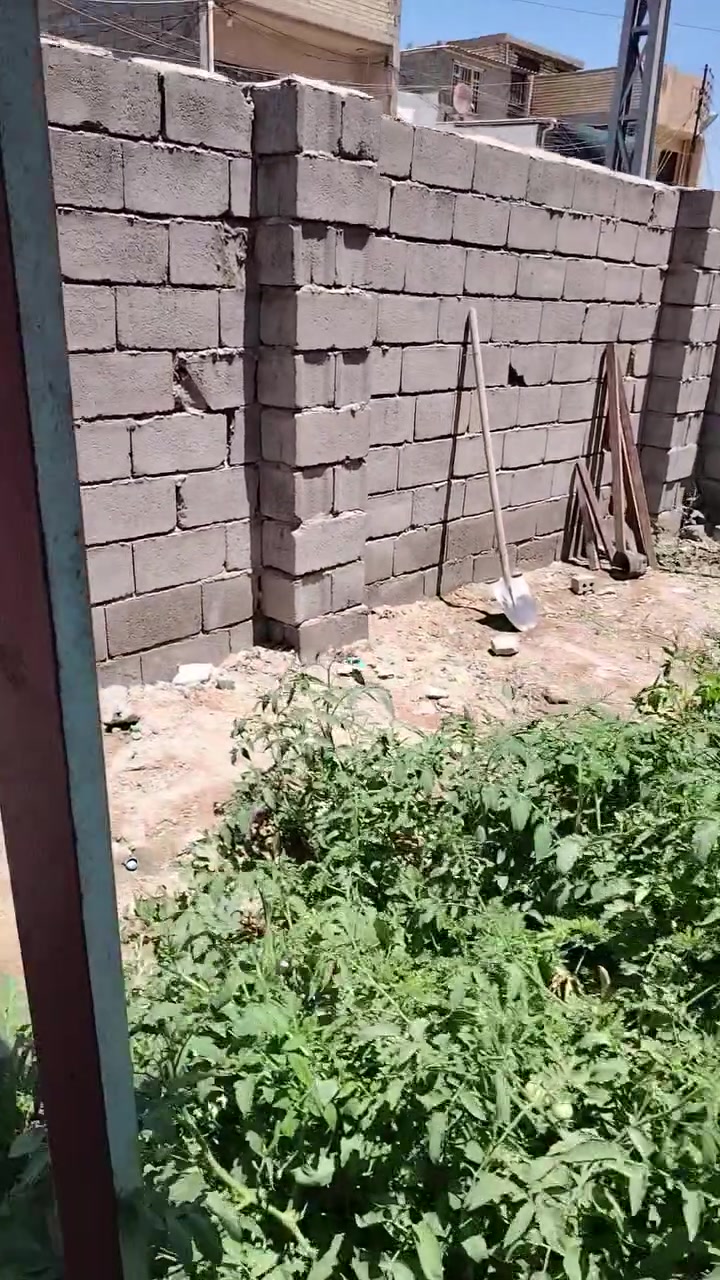 بيت للبيع نهاية شهداء البياع خلف سوق رضا زراعي بناء حديث اربع غرف فوق وتحت مساحة ٤٠٠ متر رقم تلفون ***********
