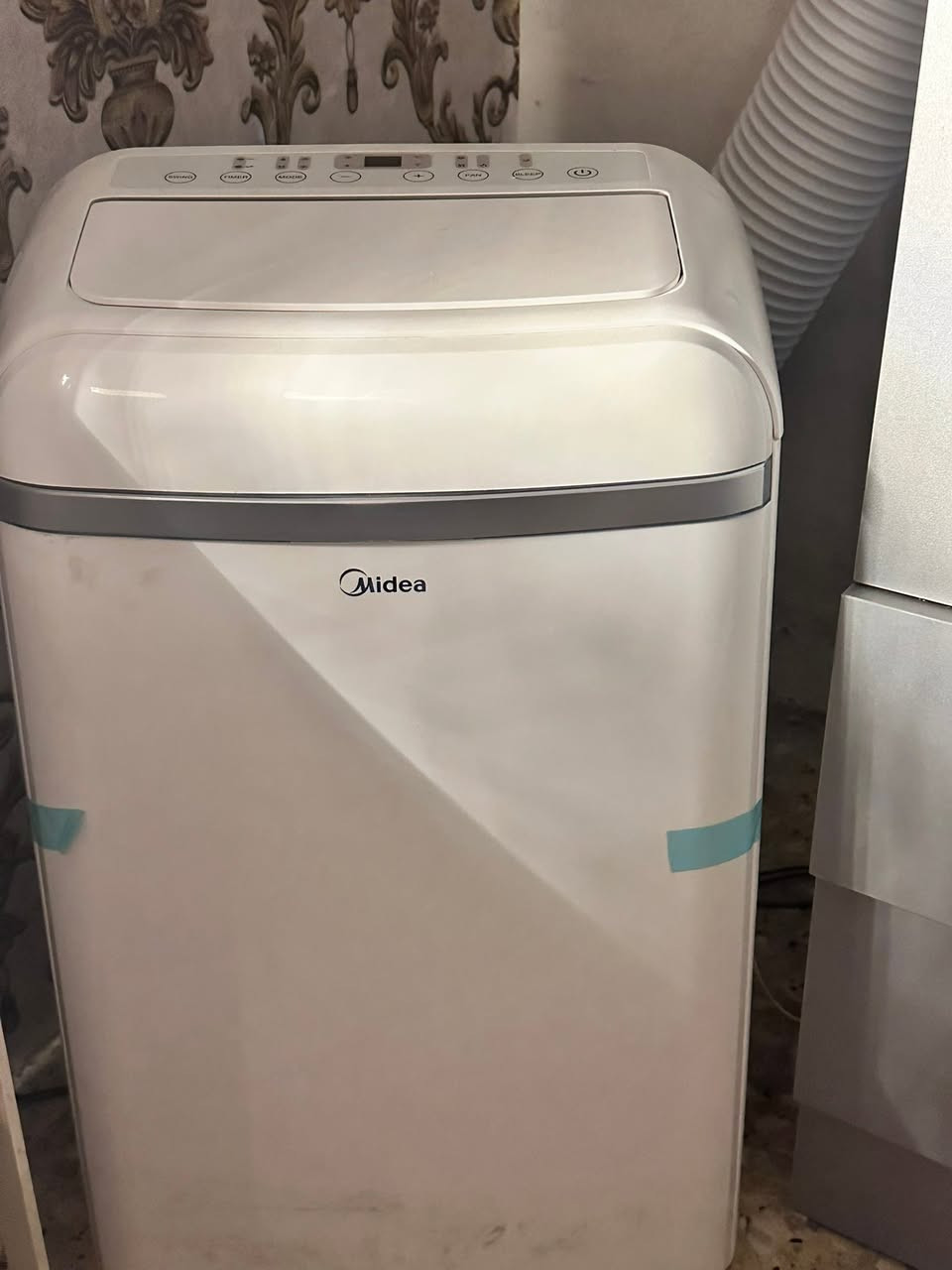 السلام عليكم..
متوفر سبلت عمودي متنقل ماركة ميديا (Midea) الأصلي، الجهاز شبه جديد تماماً واستعماله خفيف جداً (شعر واحد فقط) وبحالة الوكالة ونظيف جداً مثل ما موضح بالصور.

الملحقات كاملة مع الجهاز:

الخرطوم (البوري المرن) الخاص بتصريف الهواء.

الريموت كنترول الأصلي للتحكم عن بُعد.

المميزات:

تبريد قوي وممتاز وسهل التنقل بين الغرف.

لوحة تحكم لمس رقمية (التحكم بالدرجات، التايمر، والمود).

السعر: 150 ألف دينار عراقي (قابل للتفاوض البسيط)

المكان: بغداد / الصليخ


**إذا كنت صاحب هذا الإعلان وتريد حذفه لأي سبب، رجاءا أرسل رسالة إلى الدعم الفني**