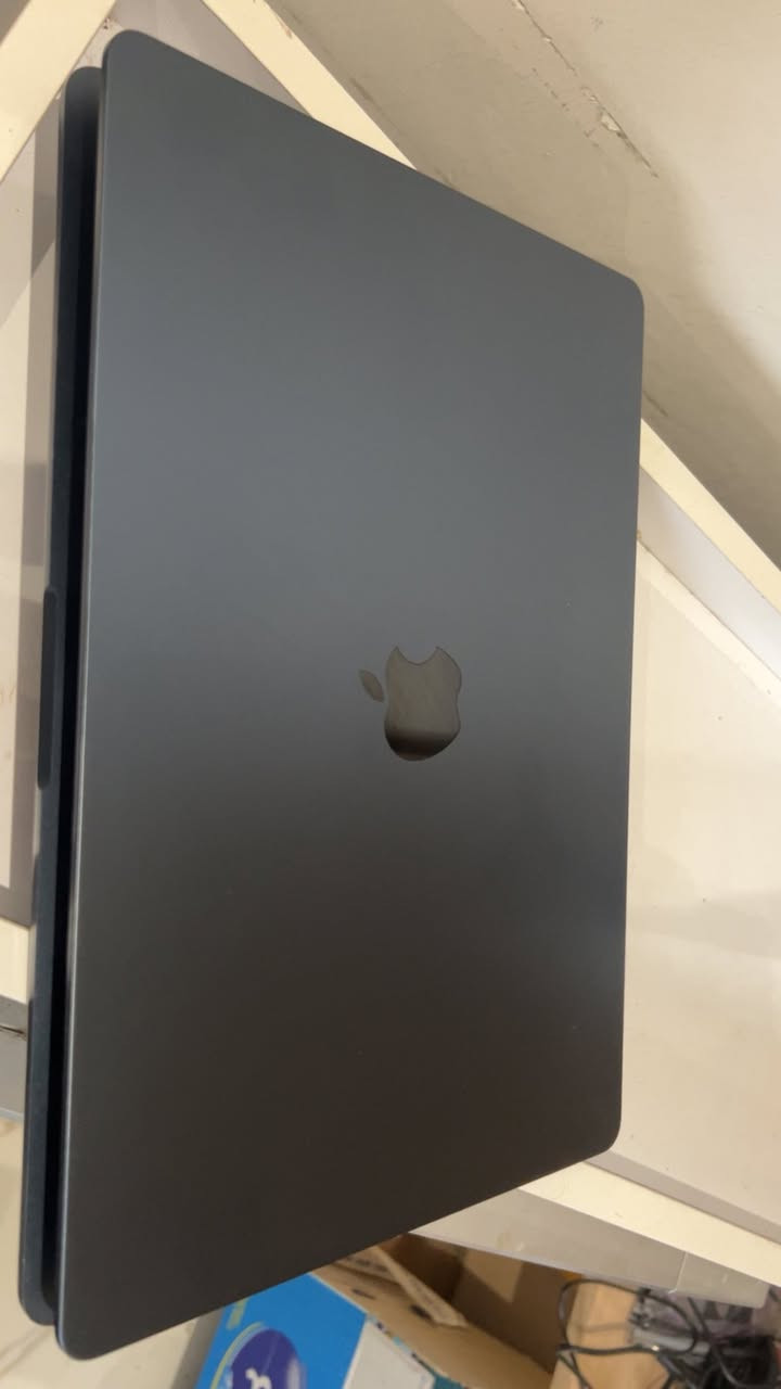 السلام عليكم اخوان 
للبيع بسعر 1.300 وبيها مجال قليل جداً‏
MACBOOK AIR 15 Inch M4💻
تاريخ الاصدار 2025 🔰
‏
256GB - 16 GB✅
بعدها داخل الضمان ❇️
نظافة 100‎%‎✅
بطارية 100‎%‎ ✅
⚠️عدد دورات شحن البطارية 23 دورة شحن ♻️

استخدام جداً قليل " الملحقات كاملة " 🔆
⚠️عليها بكچ حماية متكامل من لاسق شاشة + كفر حماية كامل + جلاتين كيبورد 
العنوان : بغداد شارع فلسطين 
رقم الهاتف : ***********
