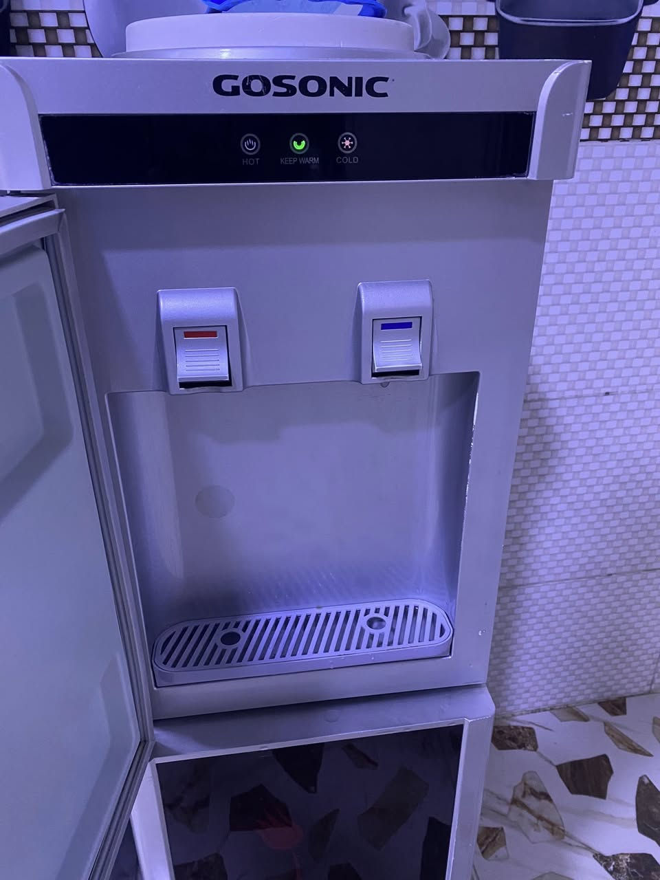 براد عدد ٢ للبيع شغالات حار ودافي وبارد كل نقص مابيهن سعر الواحد ٥٥ وبي مجال جداً بسيط الشراي يخابر ***********
