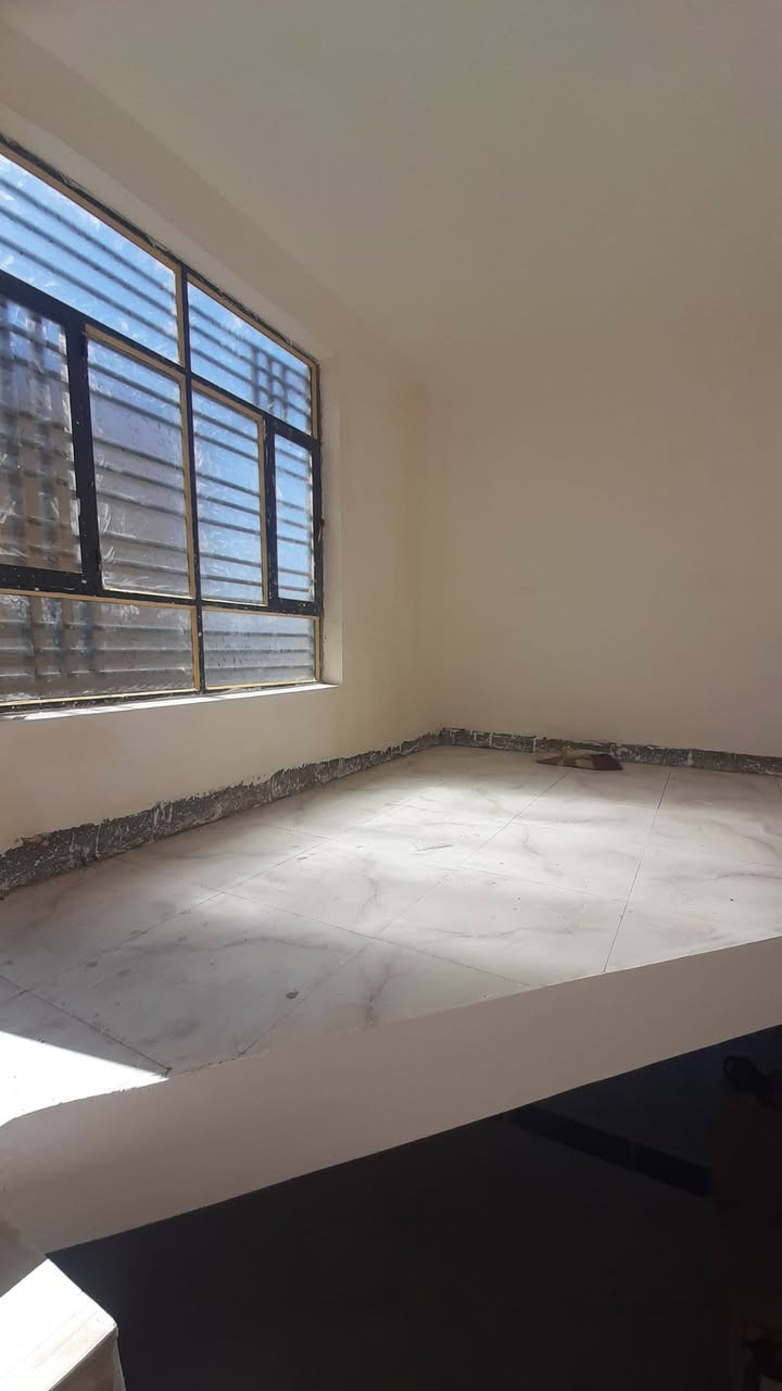 توفر مشتمل حديث للبيع او الايجار ورديه شارع المشجر سنتر عالشارع  يكون من استقبال مطبخ كبير غرفة نوم مجمعات صحيه داخل وخارج منور بيتونه السعر 57 بي مجال وسعر الايجار 250 اي استفسار عالرقم ***********
