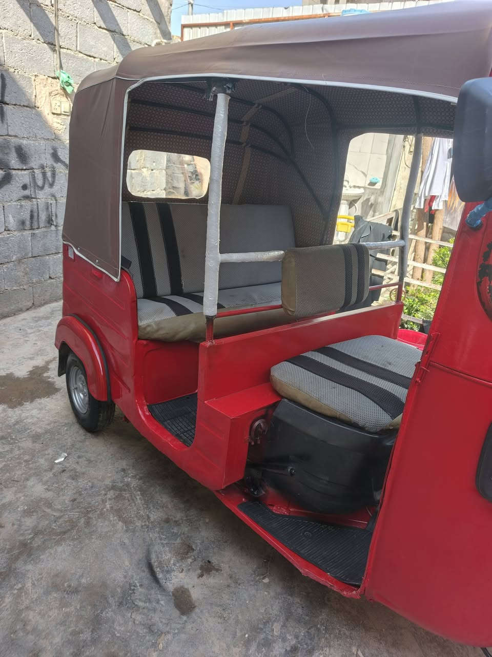 السلام عليكم تكتك للبيع موديل 2017 بشهر 12 بيه مكينه مال 20  مصبوغه لجماليه فقط المكان كربلاء تكتك اوراق سعره 3 و 500 وبيه مجال ***********
