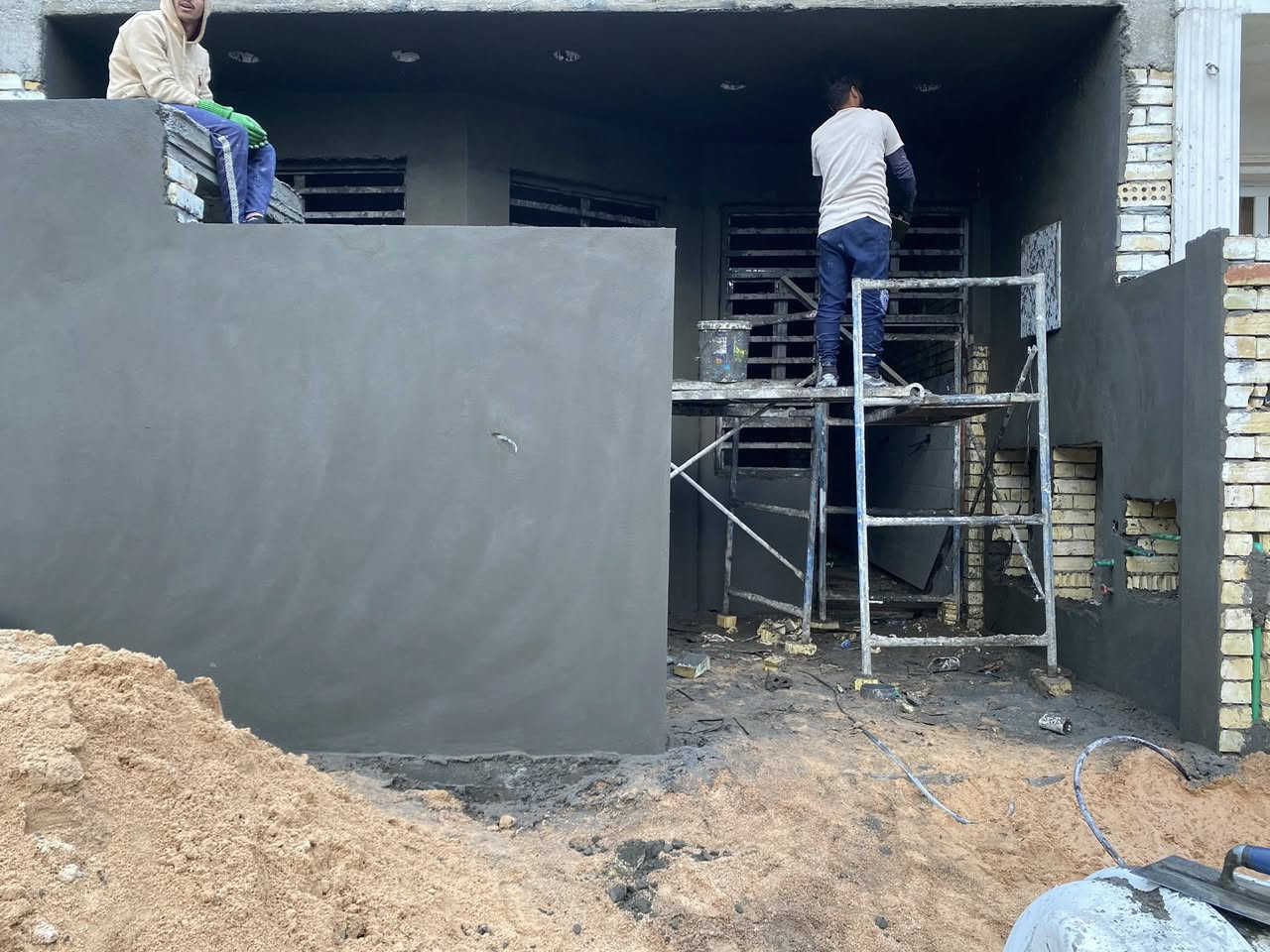 مفاجأة🌹
اقرأ الأخير واختار الي يناسبك

بيت العائلة تبني بعروض مخفضة اسعارنا تنفسيه من العالميه للمقاولات

1-عرض هيكل ب(180) ب (200 )ب (220)الف للمتر الواحد

2- عرض بيت كامل تسليم مفتاح (400) للمتر الواحد المناور لاتحسب في المتر 

💯💯💯💯💯💯

عرض تسليم مفتاح بسعر (400) الف دينار للمتر 

اولاً/ ورفع انقاضه وتسوية الارض وتهيئتها للبناء.

ثانياً / ارتفاع الدار

1. الطابق الأرضي (310 سم )

2. الطابق الثاني والثالث  (300 سم)

ثالثاً / مواد البناء

1. الطابوق جمهوري .

2. الاسمنت نوع جيد.

3. الرمل والحصى المغسول.

4. حديد تسليح عراقي نوع FFخاضع للفحص 

رابعاً /

1. تعديل الارض-

2. قشط وتسوية الأرض.

3. فرش تراب والسبيس(20)سم .

4. معالجة الأرض بمادة الكلوردين.

5. فرش طبقة من النايلون الزراعي

6. الصب:-

• الرفت: للبناء الفعلي بارتفاع 30 سم

• الاسس الشريطية: للأسيجة 

• البتلو- 10 سم

خامساً / الابواب والشبابيك

1. الابواب

• الباب الخارجي- حديد

• باب الاستقبال - قاصه

• ابواب الغرف- تركي اوخشب  صاج 

• ابواب الحمامات - المنيوم 

• ابواب المناور والترك البيتونه والمطبخ – الحديد.

2. الشبابيك

• فريم حديد والمقطع (P.V.C) مع عمل كتيبه حمايه بسعر (30) الف دينار للمتر المربع الواحد.

سادساً/ صب السقوف:- بالكونكريت الجاهز بمقاومة انضغاط (35 mpa)

سابعاً / المجاري

تتم المباشرة فيها من البنى التحية  وتتضمن:-

1- بوري حجم اربعه  انج نوع الامل الشريف او البركة.

2- تثبيت المنهولات واغطيتها 

3- ايصال انابيب تصريف الحما مات ومرفقاتها.

4- ايصال انابيب تصريف مياه الامطار من السطوح والمناور. 

ثامناً / اسالة الماء

1- نوع البوري ومواصفته / كوي تركي.

2- نوع الخلاطات  والحنفيات/ تركي. 

تاسعاً / الكهربائيات .

1- السويجات والبلكات نوع اديسون .

2- نوع السلك - نحاس 

عاشراً / السلالم ( الدرج )

1- نوع بناء السلالم / كونكريت مكسر. 

2- نوع بآيات السلالم / تركي  للبأيه والمراية.

3- نوع محجرات السلالم/ المنيوم.

الحادي عشر/ اللبخ والابياض / عمل بالمساطر كل (80) سم .

الثاني عشر / الارضية /الطابق الارضي والاول والبيتونه  بورسلين او كلشي عن لايزيد سعر المتر عن (9 الف ) الف دينار

الحمامات – سيراميك / هندي او يراني 

 المناور- ( حسب نوع  الأرضي )

الثالث عشر / جدار الحمامات والمطابخ

1- الحمامات-  هندي درجةاولى لسعر المتر ٩ الف

2- المطبخ -هندي درجه اولى لسعر المتر ٩ الف 

الرابع عشر / السطوح 

1- الاشتايكر

2- ملحقات الاشتايكر

3- فلانكوت طبقتين _ زفت _ الزميج _

   الخامس عشر / 

2- نوع الجام - 4 ملم حسب الاختيار.

 السادس عشر / الواجهات-(تحدد بعد التصميم)

هذه المواصفات تنجز بسعر(400)

دينار للمتر المربع الواحد ( ذرعة هندسية )

للتواصل زيارة مكتبنا العدل داخل مثلث الذهبي قرب جامع كامل العبود 

او الاتصال على احد الارقام التالية

***********

***********  

***********
