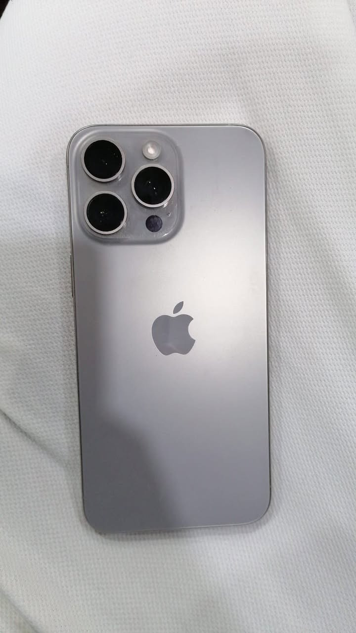 السلام عليكم
جهاز ايفون 15 برو ماكس للبيع نضيف النسخه القديمه 
شرق الاوسط
نموذج M 
ذاكره256
بطايره90
الباكيت الاصلي وكيبل اصلي مال جهاز
للتواصل والاتصال ***********
