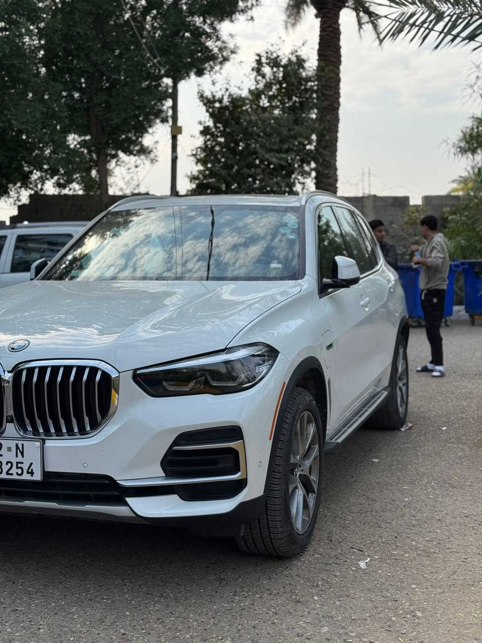 BMW X5 xDrive45e  2023
هايبرد – وارد أمريكا / كلين تايتل / بدون ضرر
رقم أربيل 

🔥 مواصفات السيارة:
	•	وارد أمريكي بدون ضرر كلين تايتل
	•	هايبرد (بنزين + كهرباء) اقتصادية
	•	محرك 3000cc – 6 سلندر تيربو
	•	ماشية 60 ألف ميل
	•	كاميرات 360 درجة رؤية كاملة
	•	داخلية LED ألوان متغيرة
	•	دفع رباعي xDrive
	•	مواصفات كاملة وشكل مرتب
        •      فتحة بانوراما
    • مكان السيارة اربيل او الرمادي 
        •     السعر 43 الف دولار
***********
