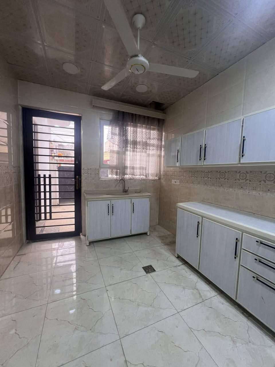 دار سكني (( للإيجار )) بناء حديث طابق واحد  

مساحة الدار▪️100 م2 الواجهه 7 متر 
موقع العقار ▪️ حي الانتصار / قريب من شارع 60  
                          
                       👇🏻 مواصفات العقار  👇🏻

🔺الطابق الاول 

غرفة نوم عدد 1➕ استقبال ➕هول
➕ مطبخ ➕ صحيات ➕ كراج 

   للاستفسار أكثر زيارة مكتب أيسر الشيخ للعقار
📍الموقع:[ الموصل / الوحده / مقابل جامع الودود وسانكو مول ]

📞 التواصل:

☎️ وسام الحمداني : *********** 
☎️   أيمن الشيخ : *********** 

💵  سعر الايجار  ( 300،000 ) الف سعر نهائي
