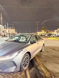 byd دستروير 2025 ماشية 29 الف  لون رصاصي رقم بغداد بسعر 18 مليون  الاس...