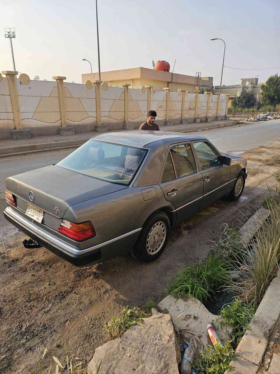 سياره  مرسيدس للبيع موديل ٩٠ السياره جاهزه من كل الجوانب كلشي بيها شغال السعر ٨٥ وبيه مجال الاتصال هاتف ***********
