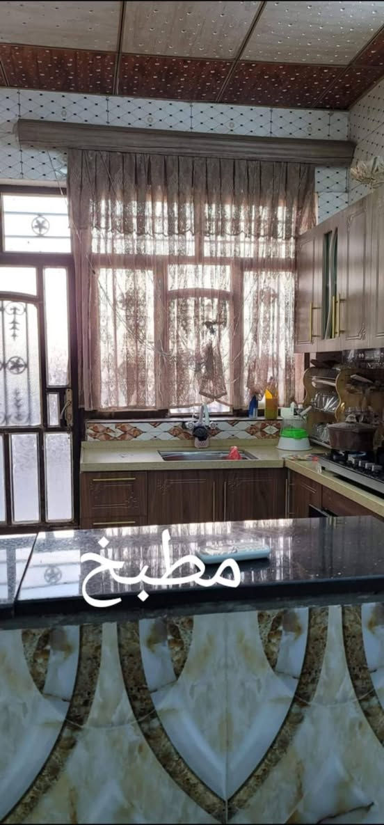 لسلام عليكم بيت للبيع ١٥٠ مترطابو زراعي سند ٢٥ يحتوي على كراج وصاله ومطبخ وهول وغرفه جوه وغرفه فوق وصحياتت
العنوان الدوانم شارع الرباط قرب جامع ملك القدوس
سعر جدا مناسب واتساب 
***********
