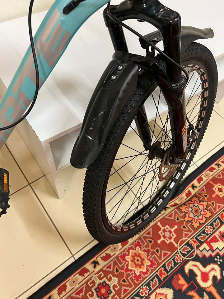 للبيع: باسكل جبلي (Mountain Bike) نظيف جداً بحالة ممتازة 🚲
• النوع: باسكل جبلي (MTB) بتصميم عصري وألوان مميزة (تيفاني وبرتقالي).

• الهيكل (القماري): ألمنيوم خفيف الوزن ومتين جداً.

• نظام السرعات: شفتات شيمانو (Shimano) أصلية، تبديل نمرة سلس جداً (أمامي وخلفي).

• المكابح (البريكات): نظام ديسك بريك (Disk Brakes) أمامي وخلفي لاستجابة سريعة وقوية.

• التايرات: بحالة ممتازة، النقشة واضحة وجاهزة للمشي الطويل.

• الإضافات: يحتوي على "مدقات" (Mudguards) أمامية وخلفية للحماية من الطين، وجرس تنبيه، وقاعدة مطارة.
حالة الدراجة نظافة 100%

• التبديلات والبريكات كلها شغالة 100%.

السعر: [110] (بي مجال كلش للشراي )
***********
