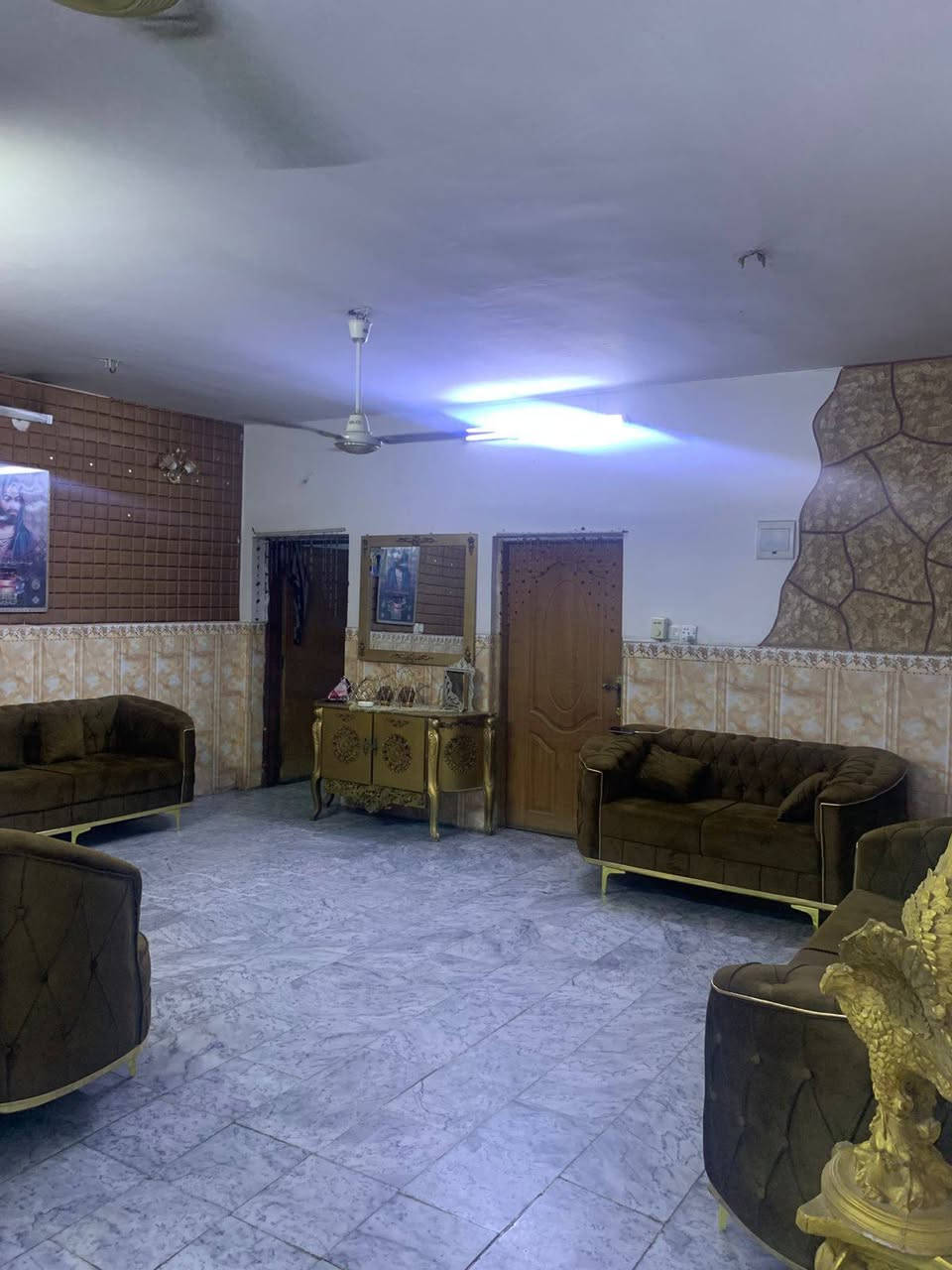 السلام عليكم 
دار للبيع المساحه 150 متر طابو ملك صرف الواجه 6 
يحتوي المنزل على 3 غرف وصاله واسعه مع خدماتها 
والطابق الثاني 4 غرف وصاله مع الخدمات 
الموقع حي الضباط بعد فرعين عن المتنزه الجبير 
 رقم الهاتف
***********
