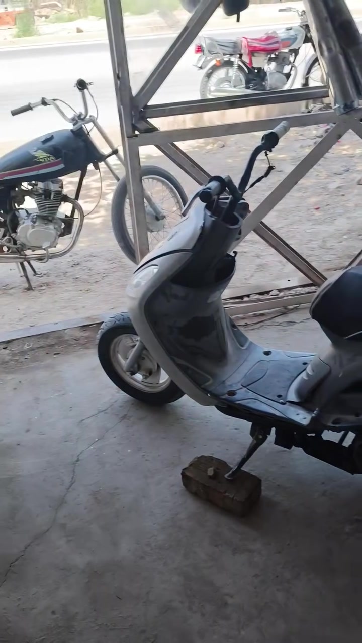 سلام عليكم دراجه للبيع عوزها بوشه او بستم  حديد السعر ١٢٥قفل محرك مابيشي بس عوزها ترتيبات بيها كلاجات رياضي سلف رياضي صالنصه افام  اطواريج ***********
