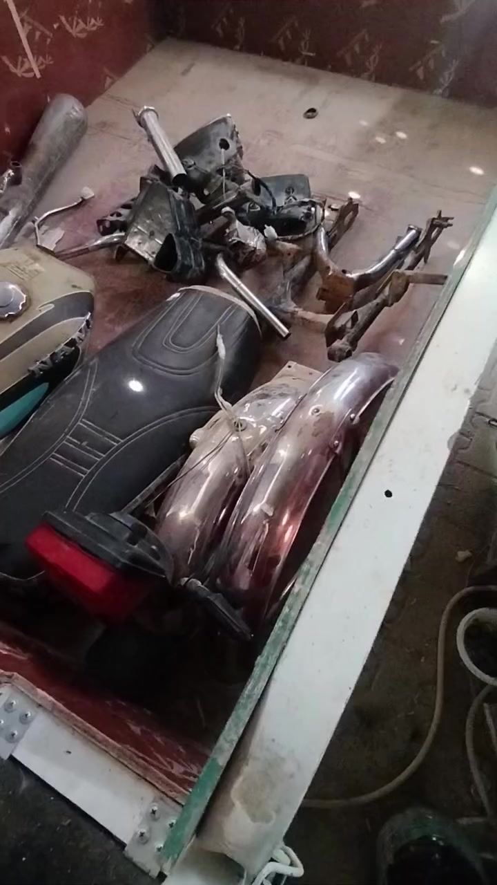 السلام عليكم غراض نامه للبيع كهربائيات وكشن وتانكي وجاملغات امامي وخلفي وستيرن ودبلات خلفيه وصدر امامي عندي بس ما مصوره وياهن غراض دراجه كامله ماعده تواير ومكينه الي يريدهن يخابرني ابيعهن شيله وحده مكاني ناصريه مركز ***********
