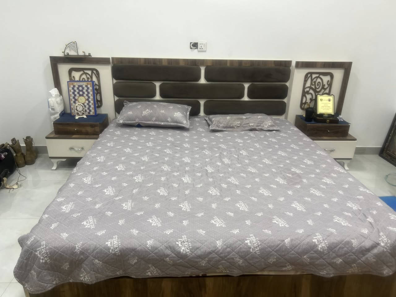 غرفة نوم ٥ قطع تركية للبيع نضيفة كلش مع الدوشك السعر ٣٧٥ مكان الدورة للاستفسار خاص او اتصال ***********
