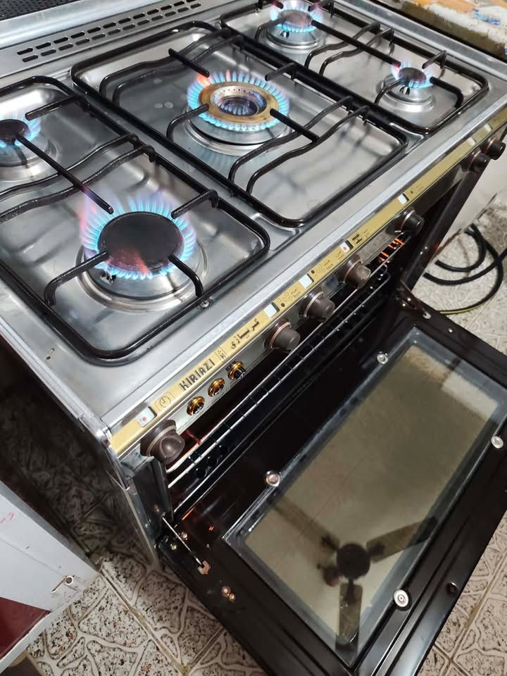 طباخ كريازي ٥ عيون نظيف كامل كهرباء و غاز شغال جداحة شواية كلوب سعرة ٣٠٠ وبي مجال المكان الدورة واكو توصيل ب كروة ***********
