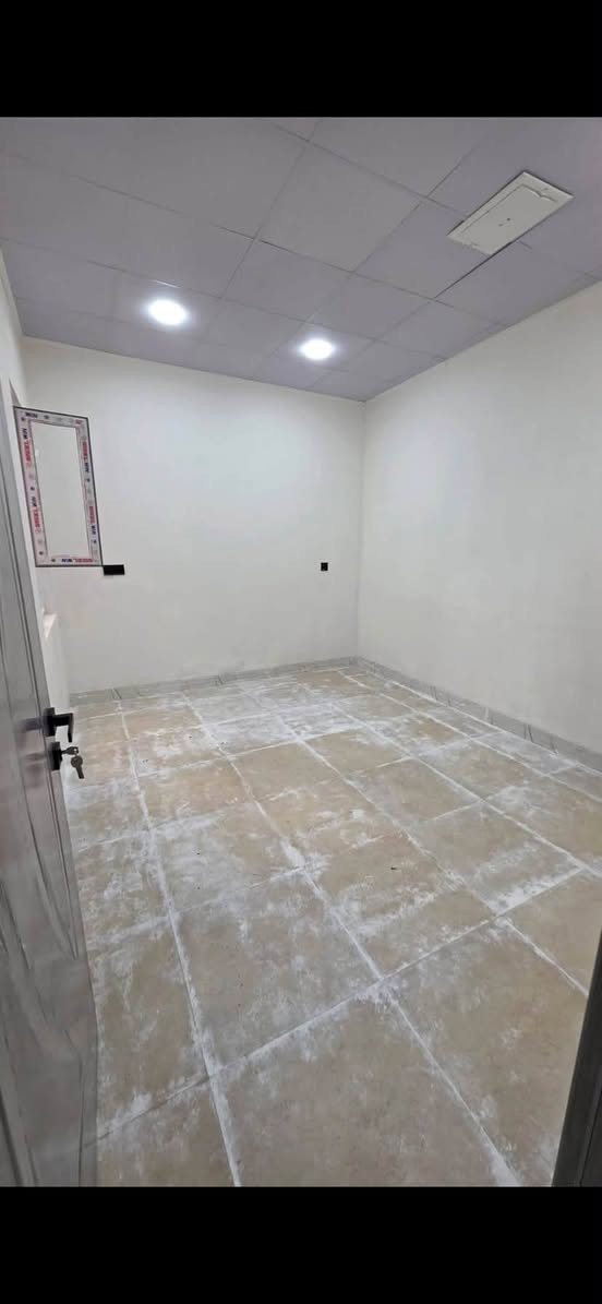 بيوت في حي السماح الثانيه في مقاطعه 24 يتكون كل بيت من غرفتين وصاله ومطبخ والاصحيات \\\يكًوون الايجار سعر طابق الارضي 300والطابق ثاني 250 قفلل 
***********
*********** هذرقم متوفر وتساب فقط

