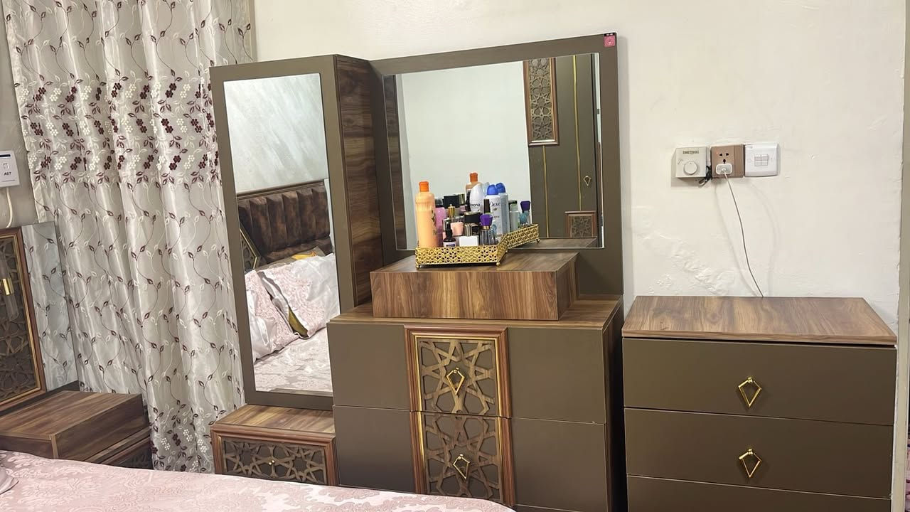 للبيع بسبب المساحه 8 قطع سرير خزان اخذتهه ب 1650 ابيعهه ب 800 وبيهه مجال بسيط حك الجيه *********** العنوان بغداد
