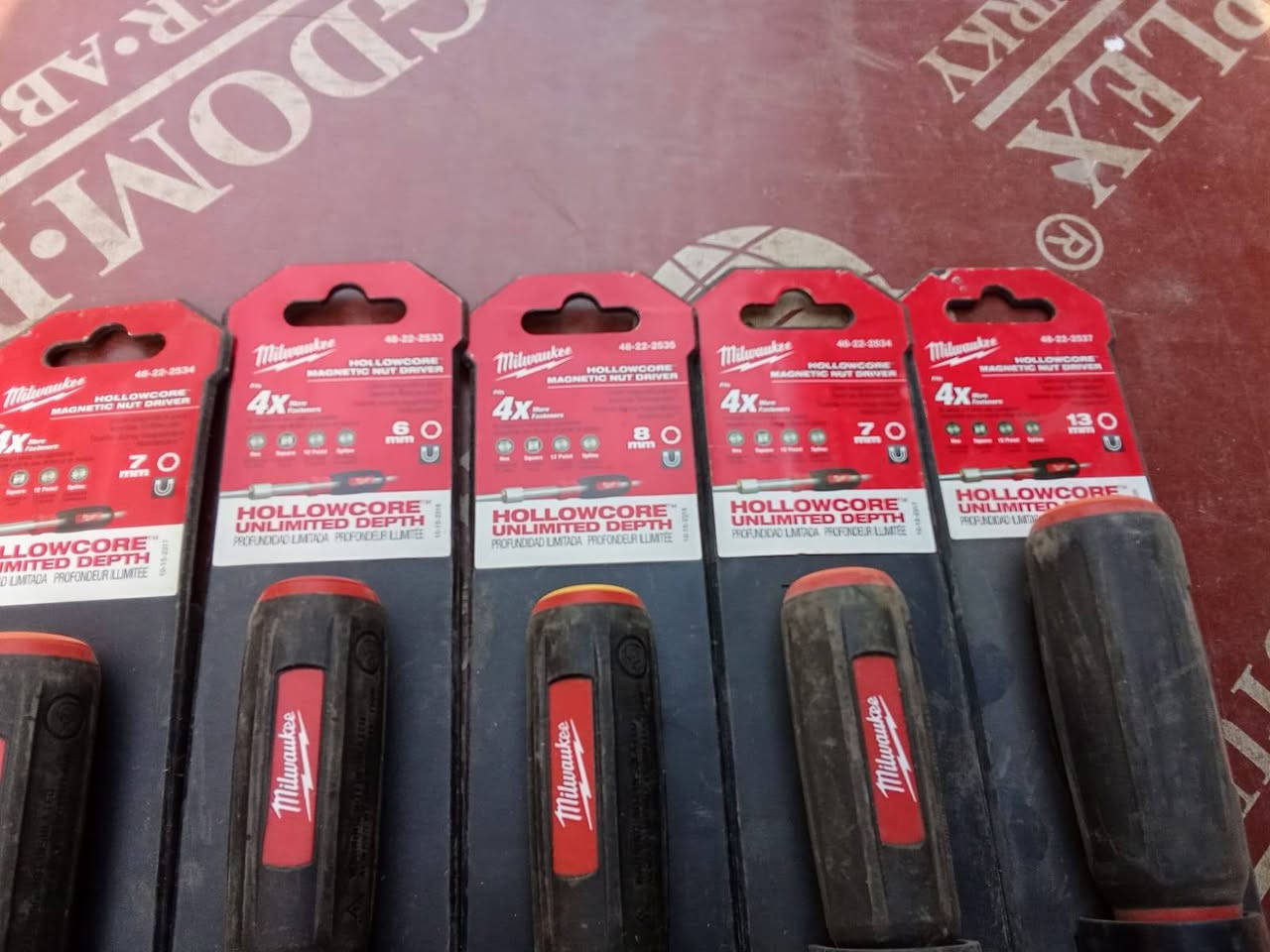 ميلوكي اصليه سعر سيت ٥٠ و يوجد خدمة توصيل رقم الهاتف ***********
