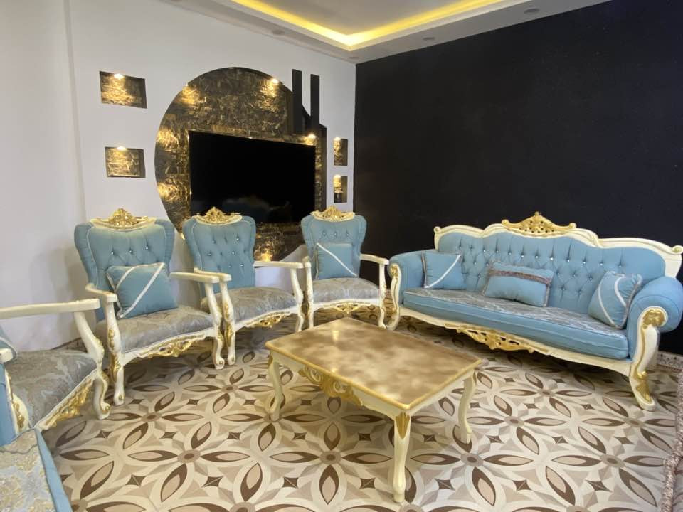 سلام عليكم 
تخم ملكي نظيف اي عيب مابي مع كوشات وطبله وسطيه 6 قطع شراي خابر رقم***********
