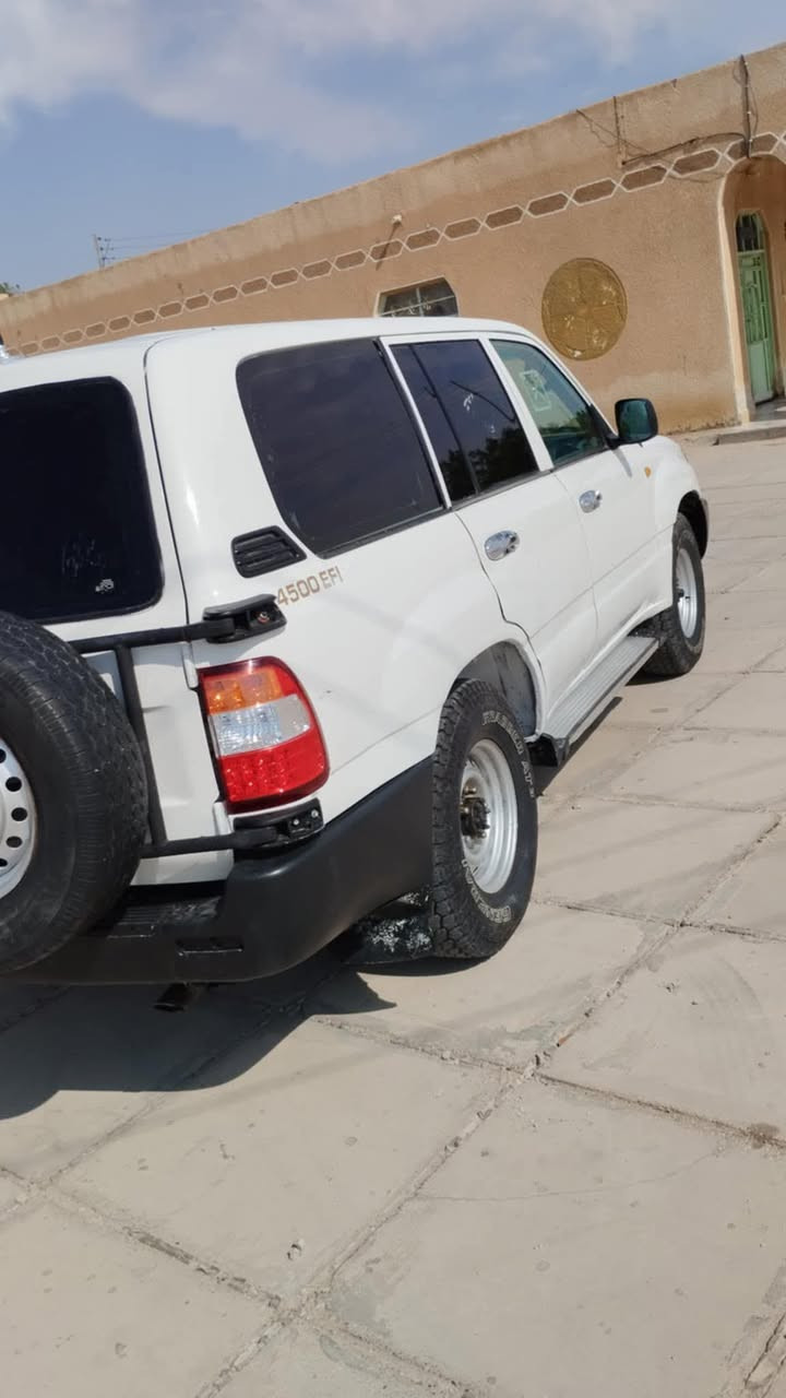 بسم الله الرحمن الرحيم 
لاندكروز موديل 2000للبيع 
مزاد وزاره الداخليه نضيفه وخير من الله محركه ممفتوح تانكيات ثنين شغالات 
وأوراقها كامله باقي بس تدفع كمرك وترقم  السعر ٩٠ وبيها مجال للشراي 
الاتصال بالرقم ***********
