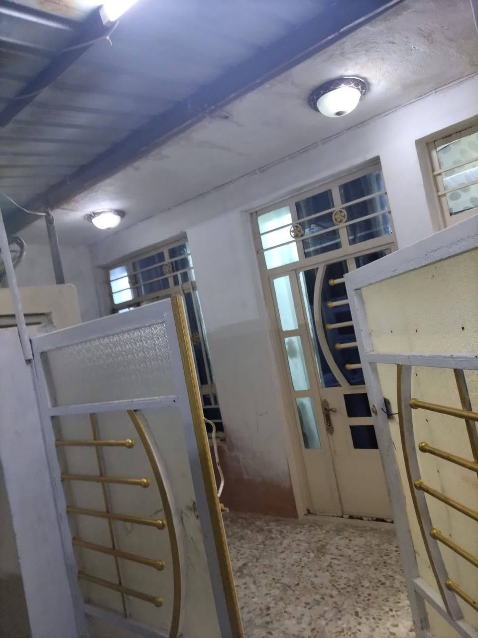 بيت للبيع مساحه 100 متر طابق ونص كامل خدمات مرفق الصور شارع البهادل مؤجر 400,000 للبيع ***********
