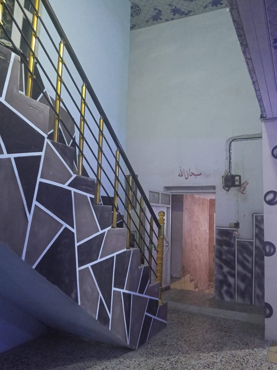 سلام عليكم للبيع دار في المهندسين شريط 300 مساحه الدار 150 طابقين الطابق الأول غرفه وصاله استقبال ومطبخ وكراج سياره ومكشوفات عدد 2 ومجمع حمامات وطابق ثاني 3 غرف وصاله ومخزن ملاحضه الطابق الاول صب كونكريت مسلح وطابق الثاني عكادء نضيف للستفسار عل *********** سعر الدار 240 وبي مجال اقرب نقطا دالا الخدمي الكوفيات خلف مدرسه عاصمه الثقافه
